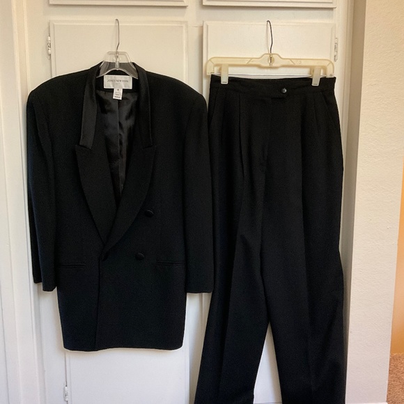 Jones New York , black tuxedo suit, size 8. - Picture 1 of 5